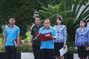 Ketua KNPI Minahasa Nicky Sajow saat membacakan teks putusan kongres pemuda Indonesia tahun 1928