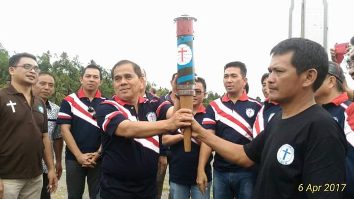 Bupati JWS Lepas Kirab Api POR PKB Sinode&nbsp;GMIM