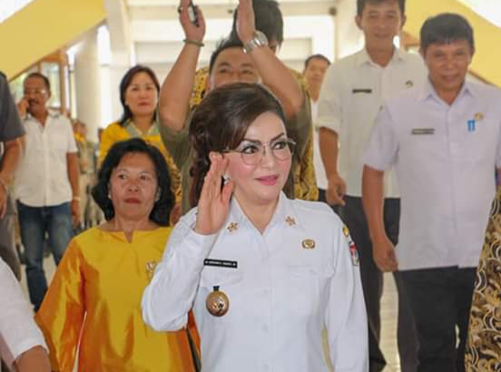 Advertorial: Bupati Minsel Christiany Paruntu Serahkan SK Kepada 1481 Tenaga Harian&nbsp;Lepas