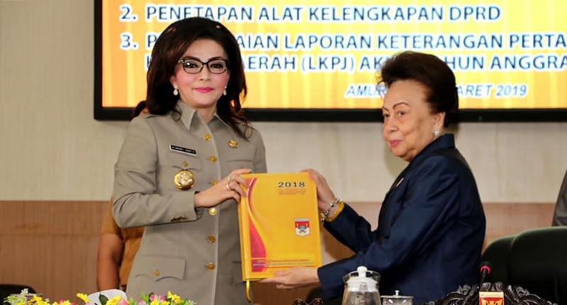 RAPAT PARIPURNA DPRD Bupati-minsel-Christiany-Eugenia-Paruntu-SE-kiri 01