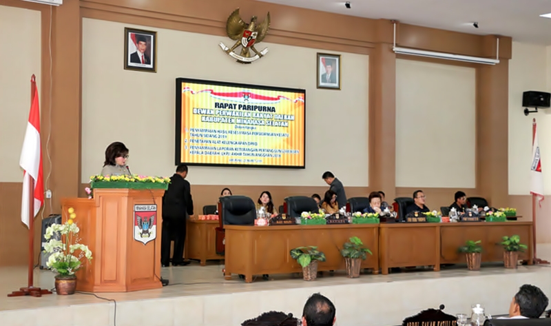 RAPAT PARIPURNA DPRD Bupati-minsel-Christiany-Eugenia-Paruntu-SE-kiri 04