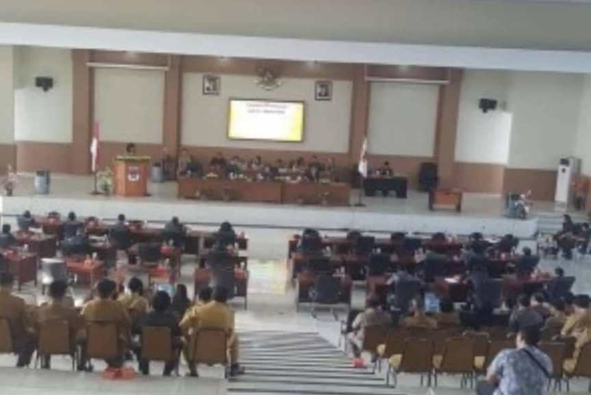 RAPAT PARIPURNA DPRD Bupati-minsel-Christiany-Eugenia-Paruntu-SE-kiri 06