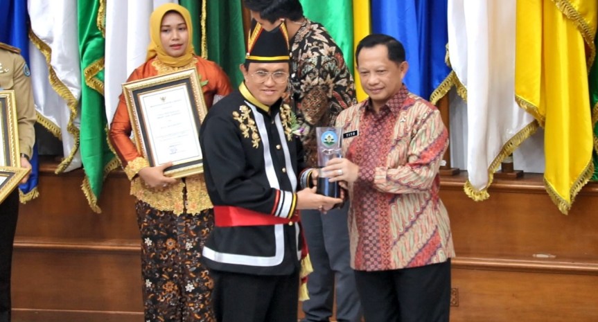 Diterima Bupati ROR, Pemkab Minahasa Terima Penghargaan Kabupaten Sehat Kategori Swasti Saba Wiwerda Peringkat Dua&nbsp;Nasional