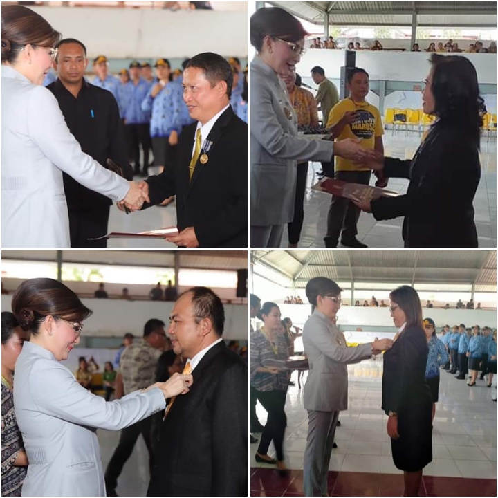 Pemberian tanda jasa Bupati CEP