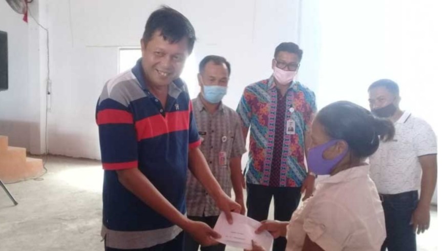 Wabup Legi Salurkan Bantuan Langsung Tunai Dana&nbsp;Desa