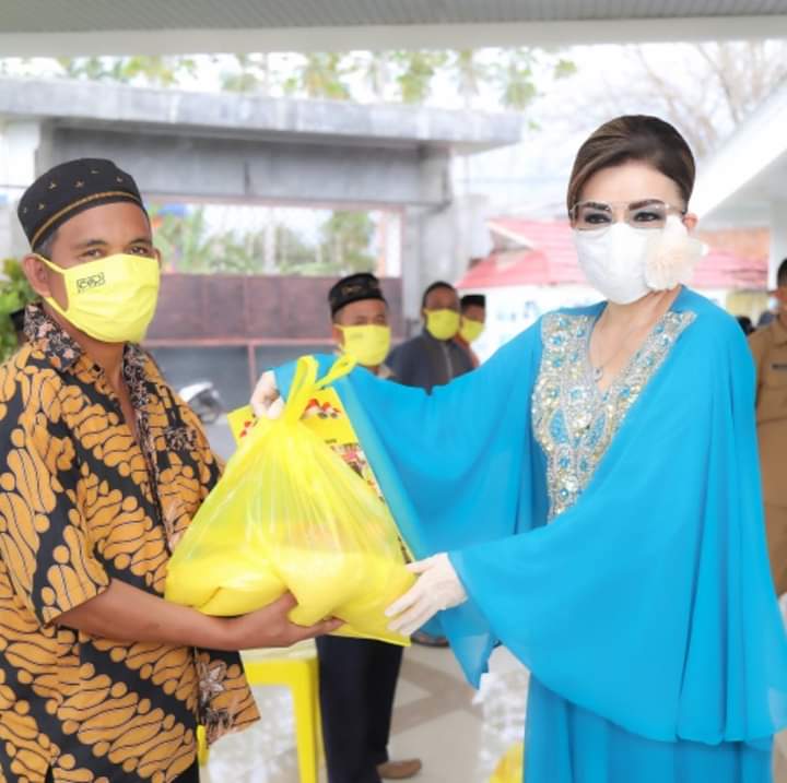 Di Tengah Pandemi Covid-19 Bupati CEP Terus&nbsp;Berbagi