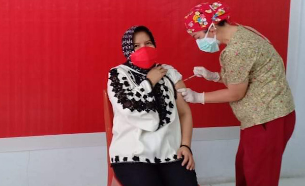 [VIDEO] Direktur dan Tenaga Kesehatan RSUD Samrat Tondano Divaksin Sinovac Covid&nbsp;-19