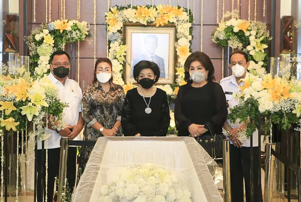 Ikut Berdukacita, ROR-RD Bersama Jajaran Pemkab Minahasa Melayat ke Rumah Duka SH&nbsp;Sarundajang