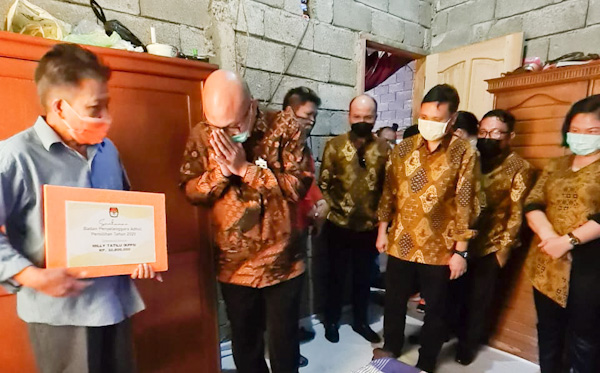 Ketua KPU RI Serahkan Santunan Kepada Anggotat KPPS di&nbsp;Minahasa