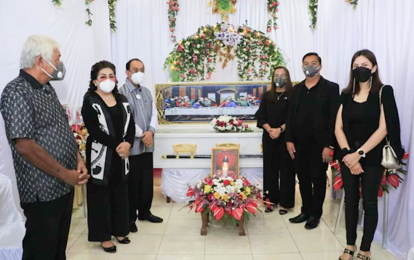 Bupati Roring  Hadiri ibadah Pemakaman Orang Tua Mantu Kadis Kesehatan Minahasa Kel Rumimper-Rambitan