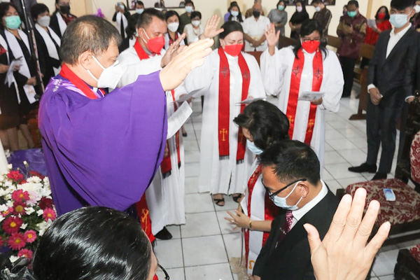 Wali Kota Tomohon Bersama Ketua TP PKK Kota Tomohon Di Doakan dalam Ibadah&nbsp;Pengutusan