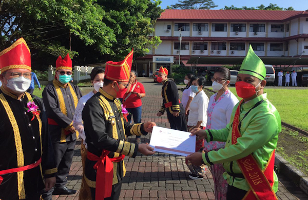 Satu-satunya Assesor Nasional PGP di Sulut, Lasut Terima Penghargaan dari Bupati JG di Hardiknas&nbsp;2021