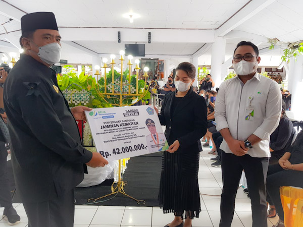 BPJamsostek Serahkan Santunan Ahli Waris Almarhum Wakil Bupati&nbsp;Sangihe