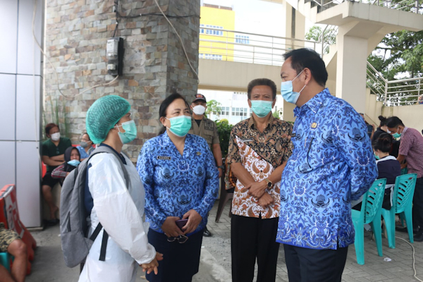 Tinjau Vaksinasi Covid -19 Wali Kota Ajak Masyarakat Ikut Program Vaksinasi Oleh&nbsp;Pemerintah