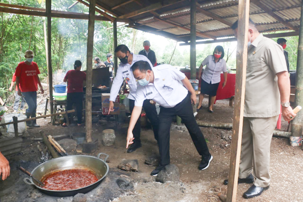 Wali Kota Senduk Tinjau Langsung Pembuatan Gula Semut Oleh Poktan Kitaman&nbsp;Pinaras