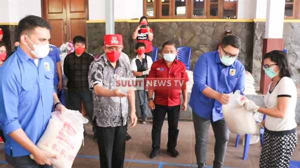 Roring-Dondokambey Serahkan Bantuan Beras PPKM Bagi Warga&nbsp;Minahasa