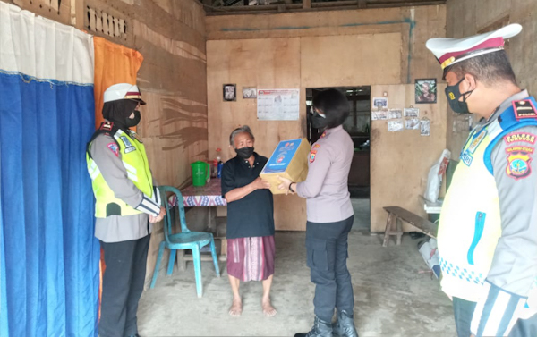 Jajaran Polres Tomohon Salurkan Bansosl Kepada Warga Terdampak Covid&nbsp;19