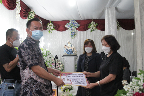 CS-WL Melayat dan Serahkan Santunan Dana Duka atas Meninggalnya Orang Tua Maria&nbsp;Pijoh