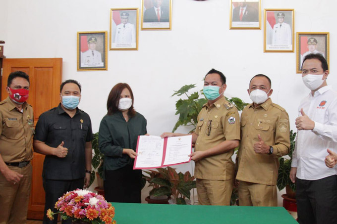 Wawali Lumentut Tepati Janji Pemberian Hadiah Kepada Greysia Polii Peraih Gold&nbsp;Medali