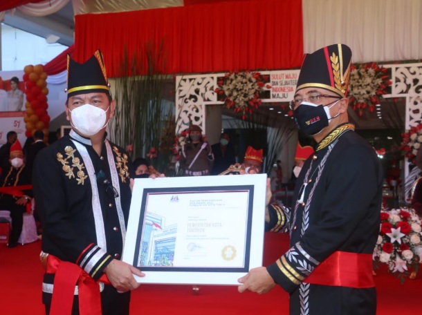 Wali Kota Tomohon Terima Dua Penghargaan Sekaligus Dalam Upacara Hut Ke – 57 Provinsi&nbsp;Sulut