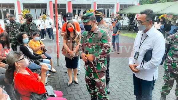 Brigjen TNI Meyer Putong Tinjau Balai Vaksinasi Korem 131/Santiago di Kecamatan&nbsp;Dimembe