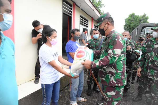 Danrem 131/Santiago Pimpin Penyaluran Bantuan Presiden di Desa Talawaan&nbsp;Bantik