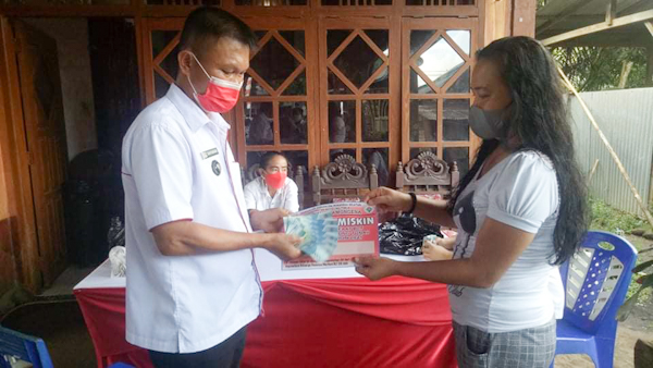 Serahkan BLT, Kumtua Wanga Amongena Minta Warga Manfaatkan BLT Dengan&nbsp;Benar