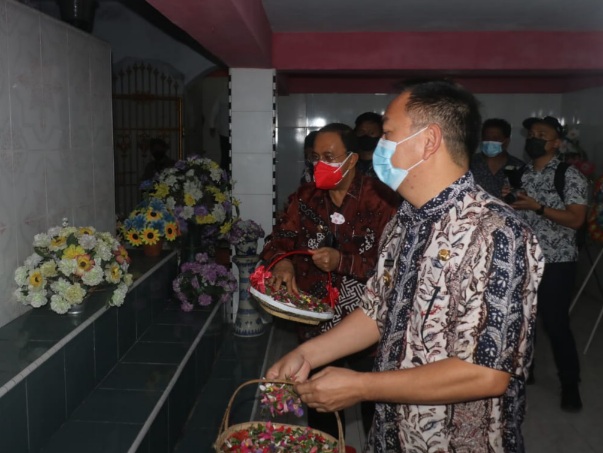 Wali Kota Senduk Dampingi Bupati Minahasa ROR Ziarah Ke Makam Mantan Bupati&nbsp;Minahasa