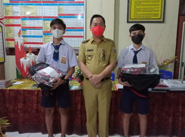 Dukung Gala Siswa Thn 2021, Wali Kota Serahkan Perlengkapan Sekolah Kepada Dua Siswa&nbsp;Terpili