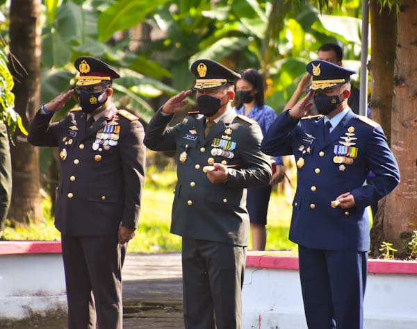 Danrem 131/Santiago Ziarah dan Tabur Bunga ke TMP Kairagi, Peringati Hari&nbsp;Pahlawan