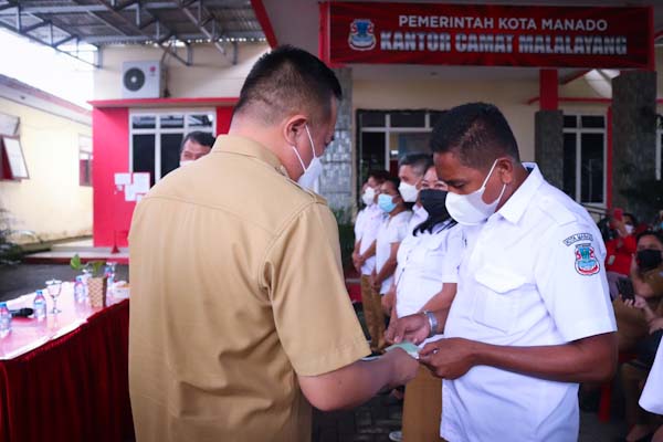 Janji Lindungi Para Ketling dan Petugas Kebersihan Terealisasi, Wawali RS Serahkan Kartu BPJamsostek Secara&nbsp;Simbolis