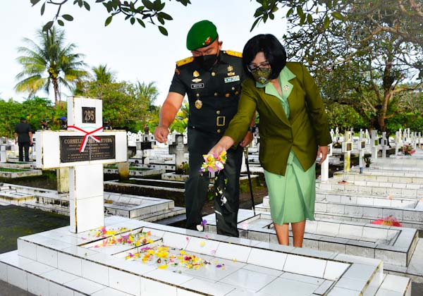 HUT Korem ke-58, Brigjen TNI Meyer Putong Pimpin Ziarah Bersama di&nbsp;TMP