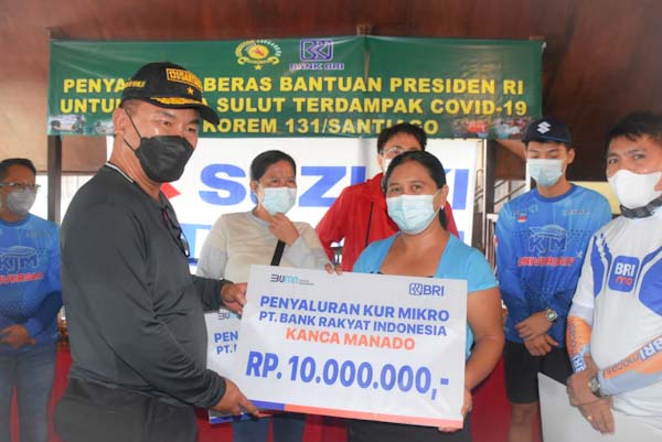 Ke Bunaken, Danrem 131/Santiago Serahkan Baksos Ke Warga Serta Tinjau Pelaksanaan&nbsp;Vaksinasi