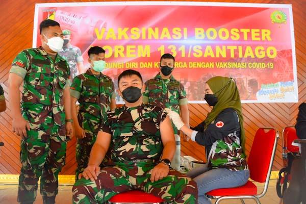 Brigjen TNI Meyer Putong Vaksin Booster di Makorem&nbsp;131/Santiago