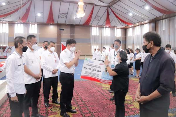 Wali Kota Andrei Angouw Serahkan Santunan Kematian di Apel Perdana Bulan&nbsp;Februari