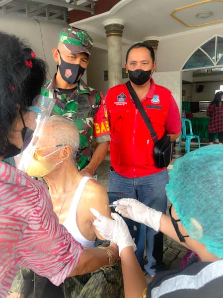 Sertu Andi Wijaya Hadiri Giat Vaksinasi di GMIM Logos Bumi Kilu&nbsp;Permai