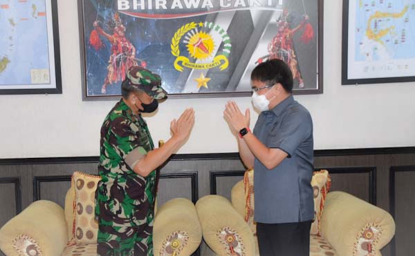 Danrem Mukhlis Menerima Kunjungan Silahturahmi Wali Kota Andrei&nbsp;Angouw
