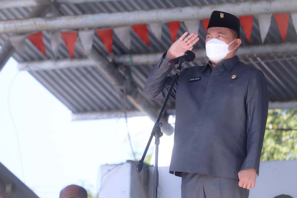 Apel HUT Damkar, Wawali Sualang Serahkan Tropi dan Piagam Penghargaan ke&nbsp;Petugas