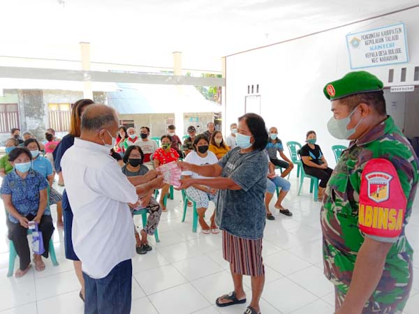 Pastikan Tepat Sasaran, Babinsa Koramil 1312-01/Kabaruan Dampingi Pemdes Salurkan&nbsp;BLT