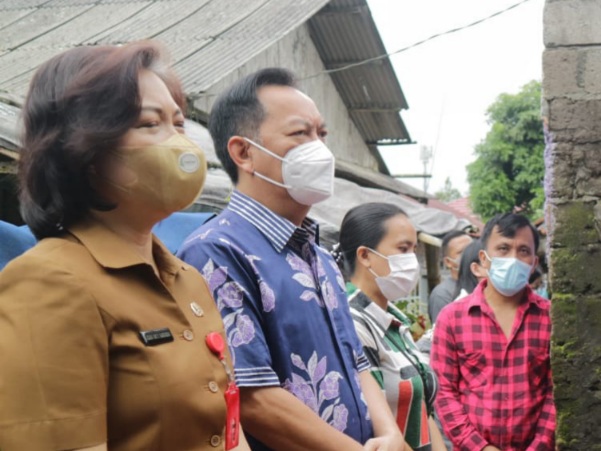 Didampingi Istri Tercinta Wali Kota Senduk Lakukan Peletakan Batu Pertama Bedah Rumah&nbsp;Mapalus