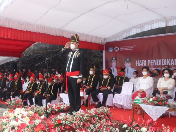 Berbalut Pakaian Adat, Wali Kota Senduk Jadi Irup  Upacara Bendera Dalam Rangka&nbsp;Hardiknas