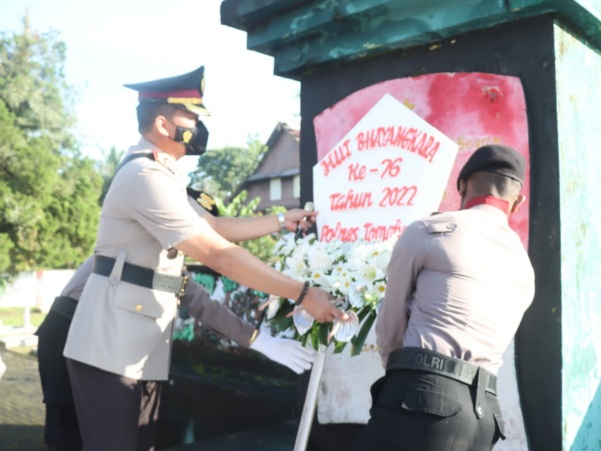 Kapolres Tomohon Arian Colibrito Irup Ziarah dan Tabur Bunga di TMP&nbsp;Nasional