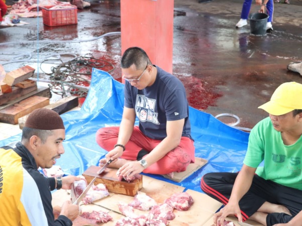 Wujud Kebersamaan Polres Tomohon Bagi – Bagi Daging Hewan&nbsp;Kurban