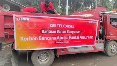 Telkomsel Bantu Korban Bencana Abrasi di Amurang, Salurkan Bahan&nbsp;Bangunan