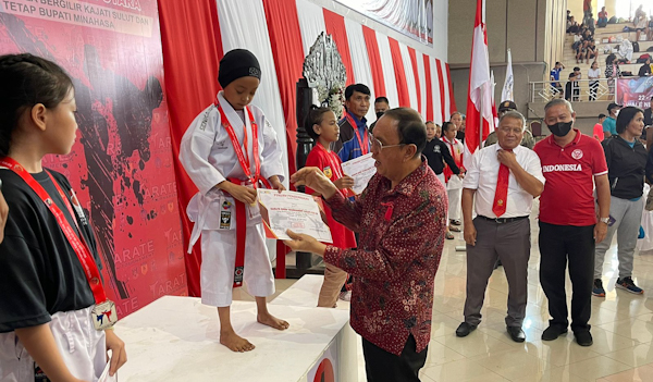 Hari Pertama Karate KAJATI CUP, Bupati ROR Serahkan Medali Kepada&nbsp;Pemenang