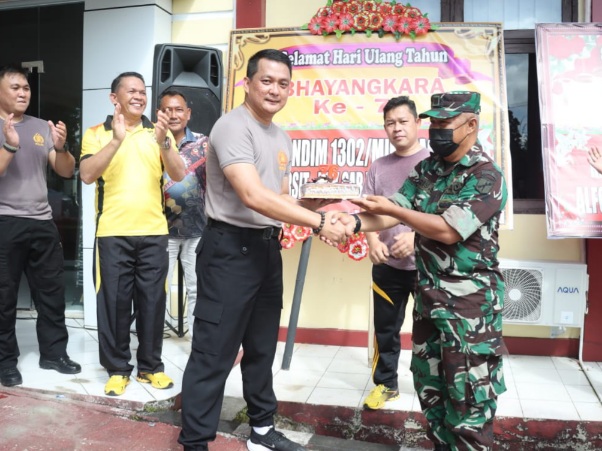 DiHari Bhayangkara Ke -76 Koramil 1302-06 Beri Surprise Ke Polres&nbsp;Tomohon