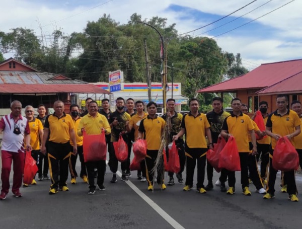 Dukung Program Pemkot Tomohon, Jajaran Polres Tomohon Bersih – Bersih Sambil&nbsp;Olahraga
