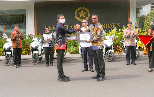 PLN Serahkan Kendaraan Listrik Untuk Operasional Istana&nbsp;Kepresidenan
