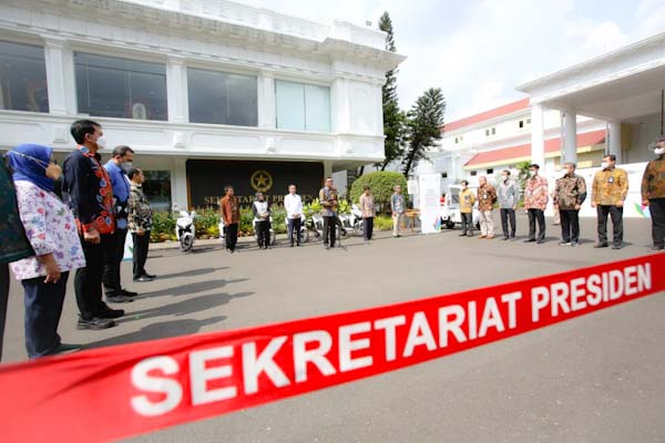 Dukung Transisi Energi Bersih, PLN Serahkan Sertifikat Energi Terbarukan untuk 5 Istana&nbsp;Kepresidenan