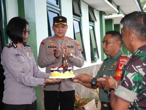 Kapolres Tomohon Beri Surprise di HUT TNI Ke&nbsp;77